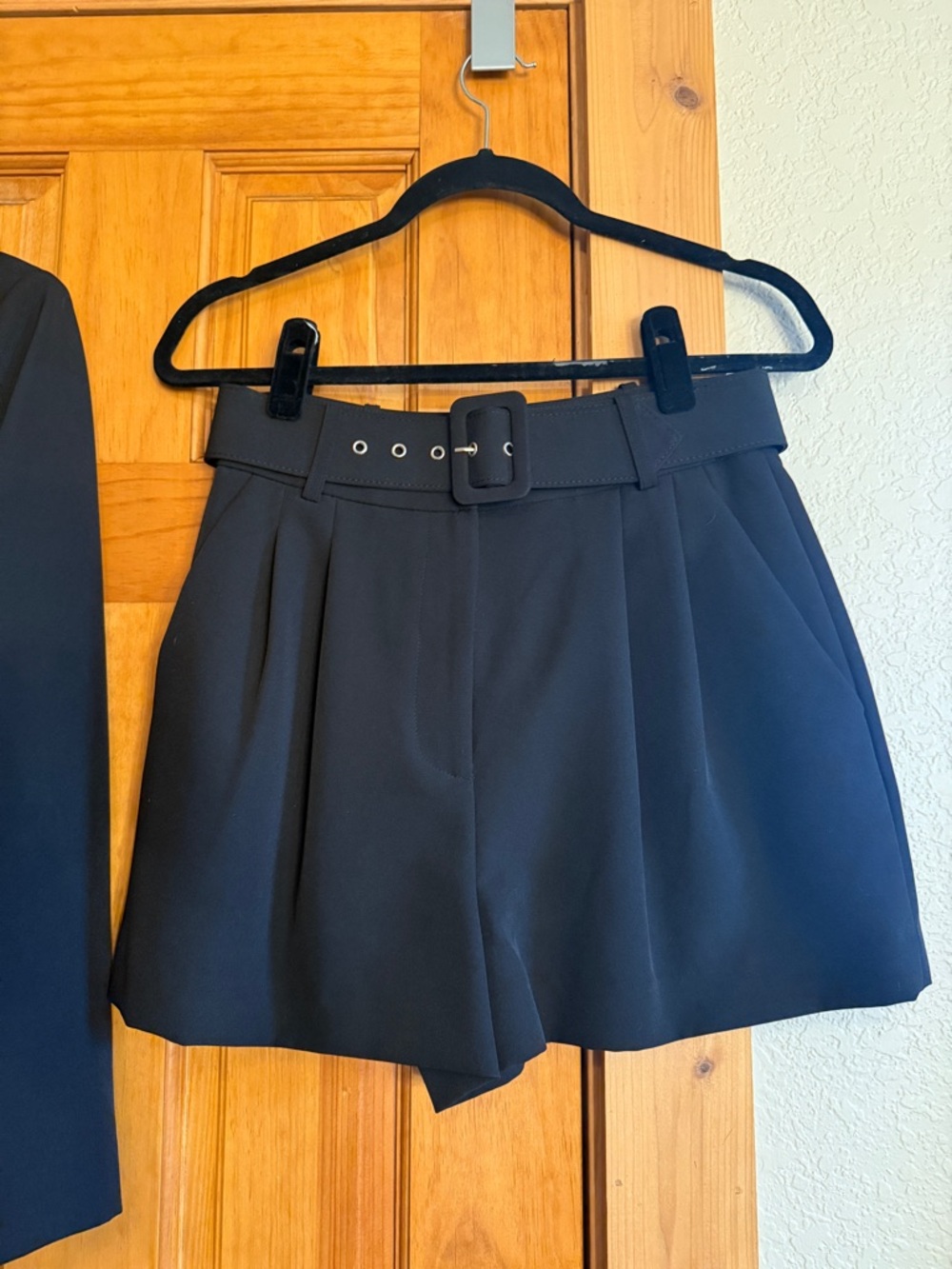 Gianni Bini Black Tailored Belted Shorts - Picture 10 of 10